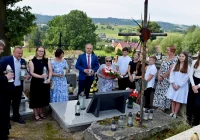 Złożenie kwiatów na grobie por. Jana Wróbla - zdjęcie główne