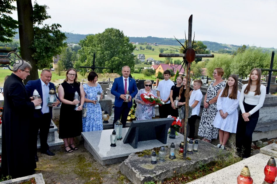 Złożenie kwiatów na grobie por. Jana Wróbla - zdjęcie 6