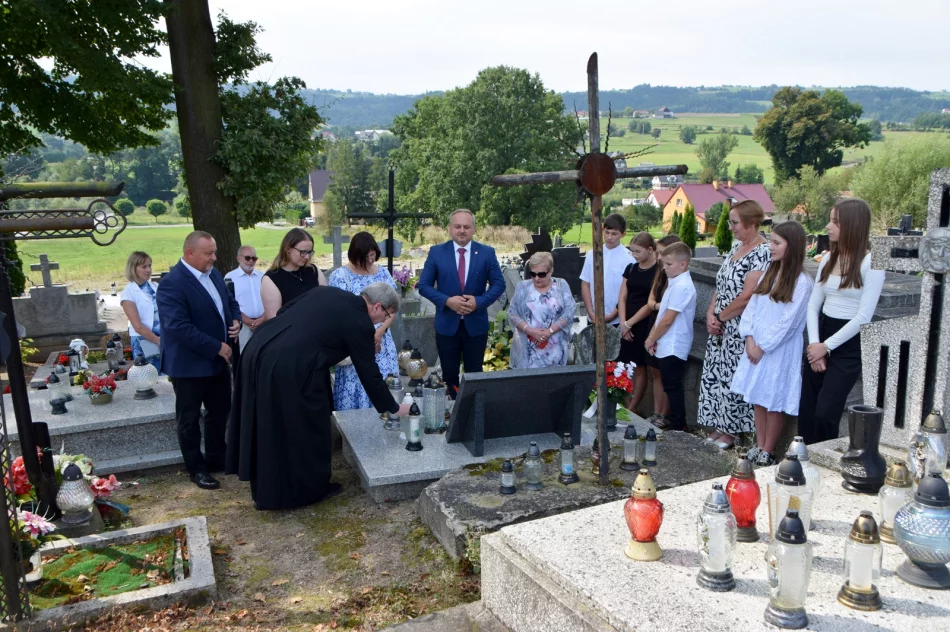 Złożenie kwiatów na grobie por. Jana Wróbla - zdjęcie 8