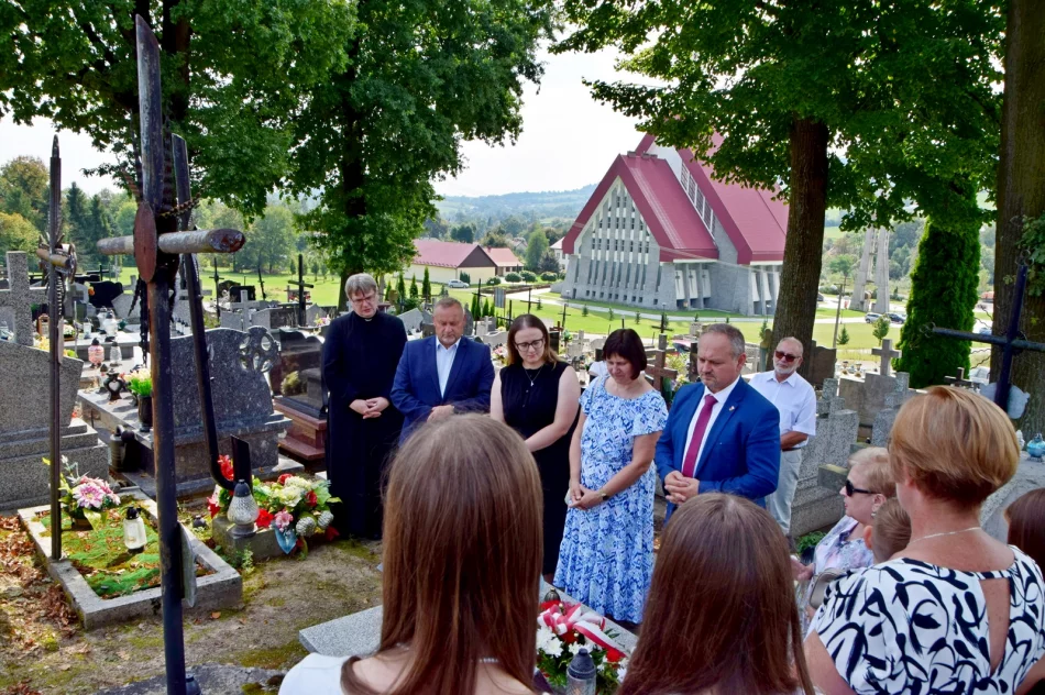 Złożenie kwiatów na grobie por. Jana Wróbla - zdjęcie 9