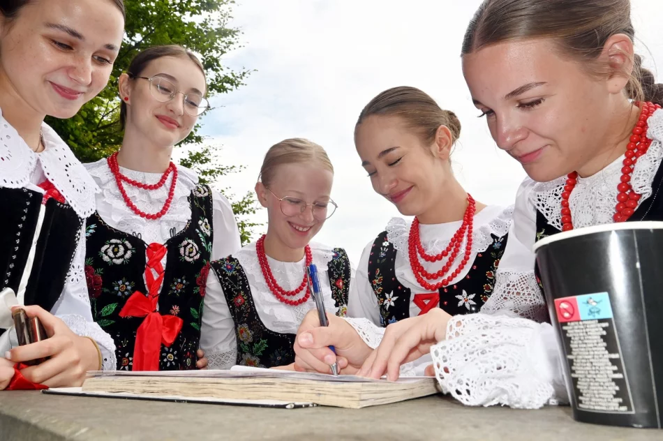 Rekordowe spotkanie turystów na Łopieniu  - zdjęcie 5