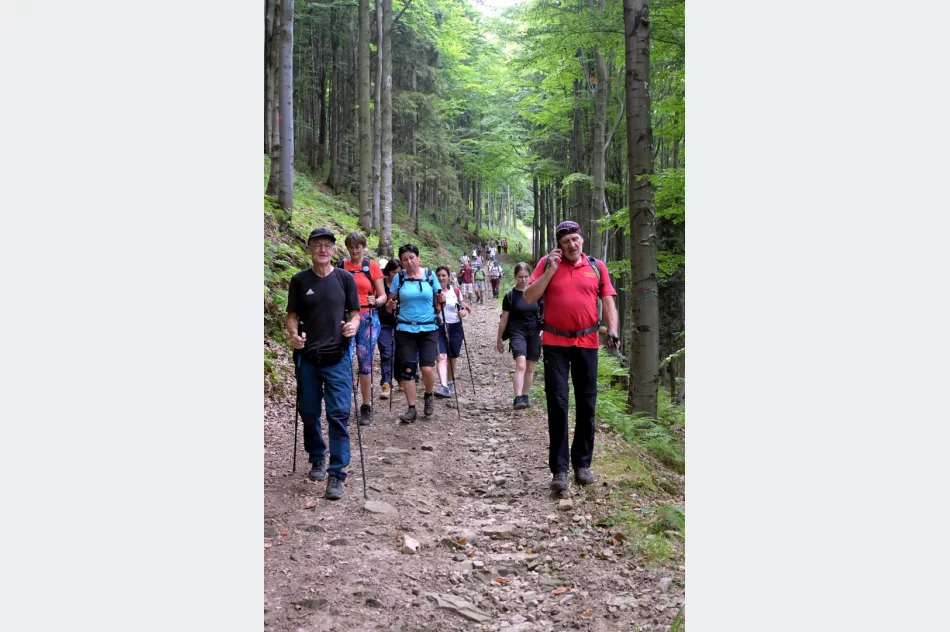 Rekordowe spotkanie turystów na Łopieniu  - zdjęcie 8