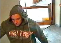 Policja szuka mężczyzny, który napadł na bank - zdjęcie główne