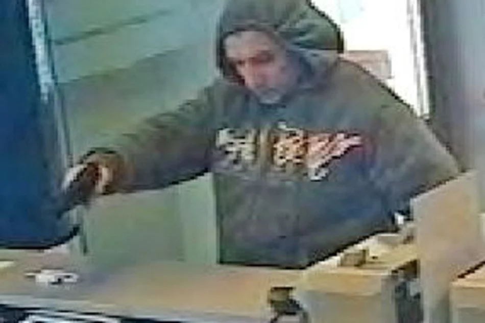 Policja szuka mężczyzny, który napadł na bank - zdjęcie 2