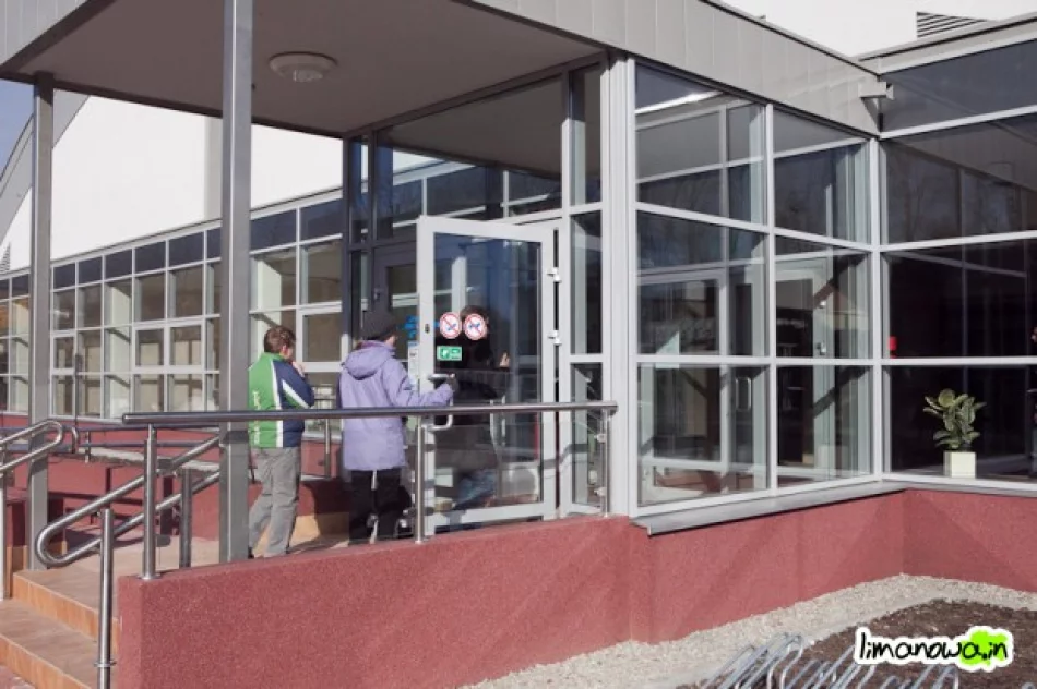 1200 osób odwiedziło basen w piątek - zdjęcie 2