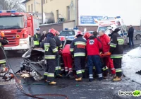 Czołowe zderzenie samochodów - zdjęcie główne