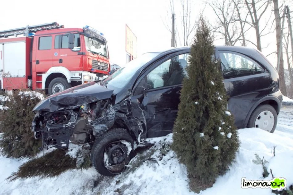 Czołowe zderzenie samochodów - zdjęcie 2