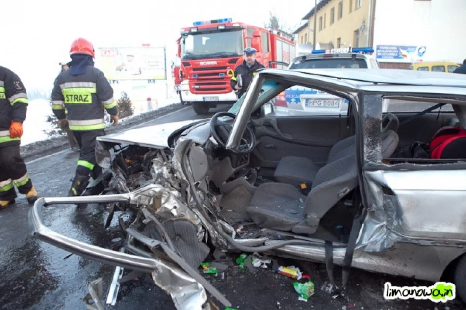 Czołowe zderzenie samochodów - zdjęcie 3