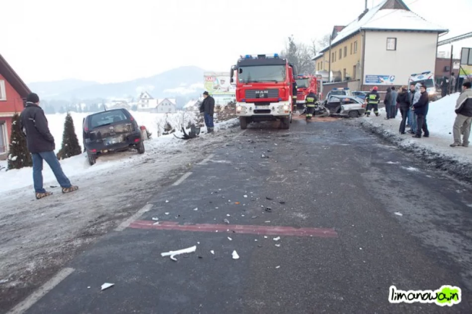 Czołowe zderzenie samochodów - zdjęcie 4