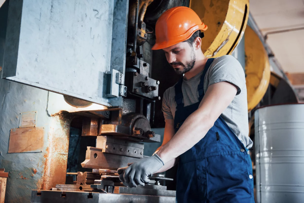 Porównanie różnych typów pras krawędziowych: Hydrauliczne vs. mechaniczne
