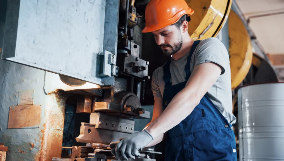 Porównanie różnych typów pras krawędziowych: Hydrauliczne vs. mechaniczne - zdjęcie 1
