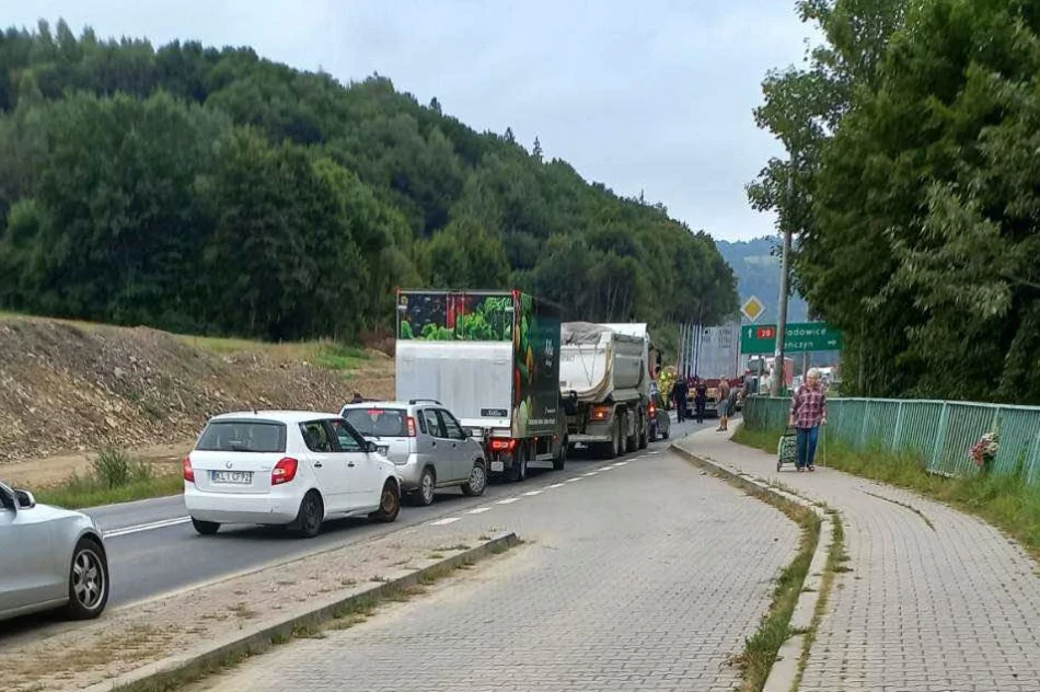 Dwie osoby ranne, DK 28 zablokowana - zdjęcie 2