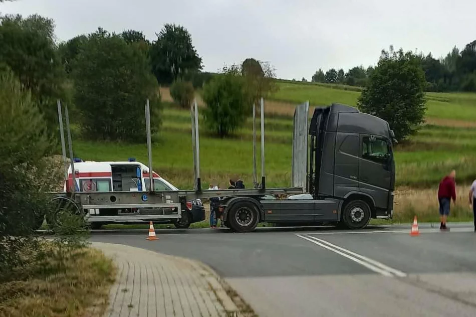 Dwie osoby ranne, DK 28 zablokowana - zdjęcie 3