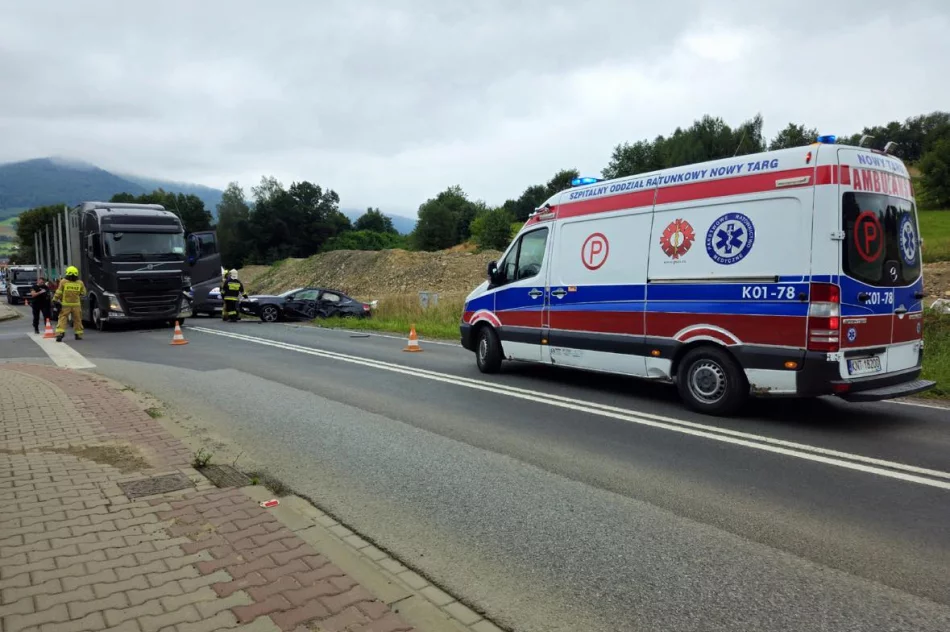 Dwie osoby trafiły do szpitala, droga już przejezdna - zdjęcie 6