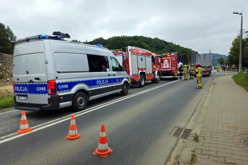 Dwie osoby trafiły do szpitala, droga już przejezdna - zdjęcie 7
