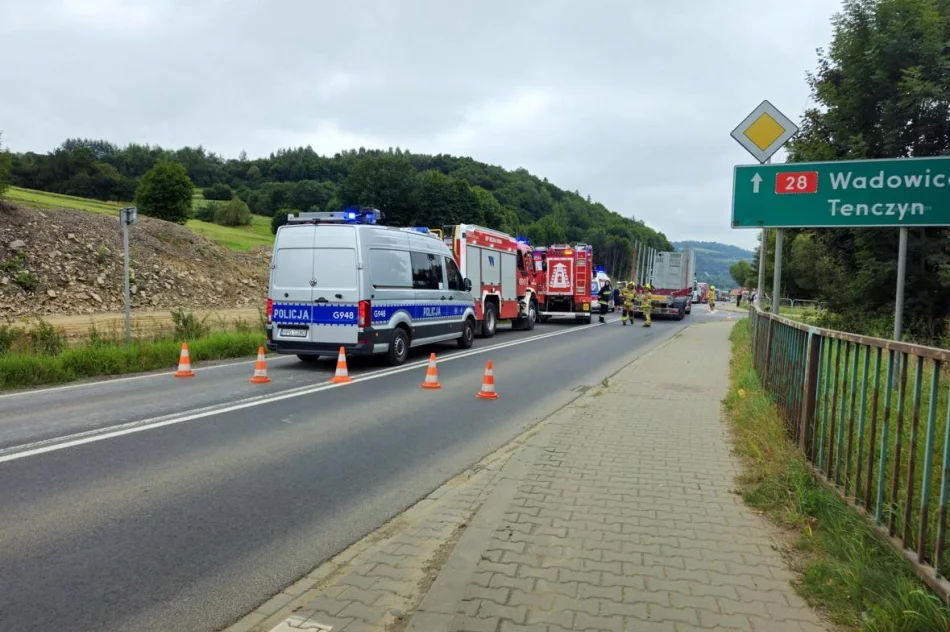 Dwie osoby trafiły do szpitala, droga już przejezdna - zdjęcie 8