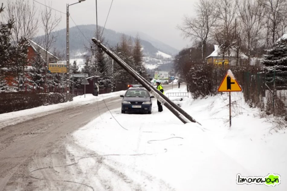 Słup wisi nad drogą - zdjęcie 2