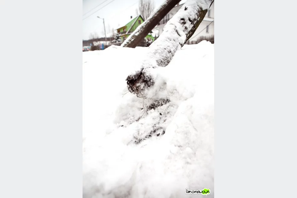 Słup wisi nad drogą - zdjęcie 3