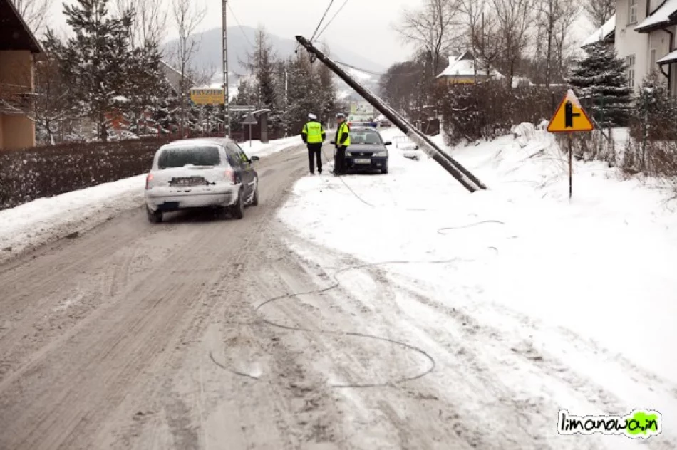 Słup wisi nad drogą - zdjęcie 4