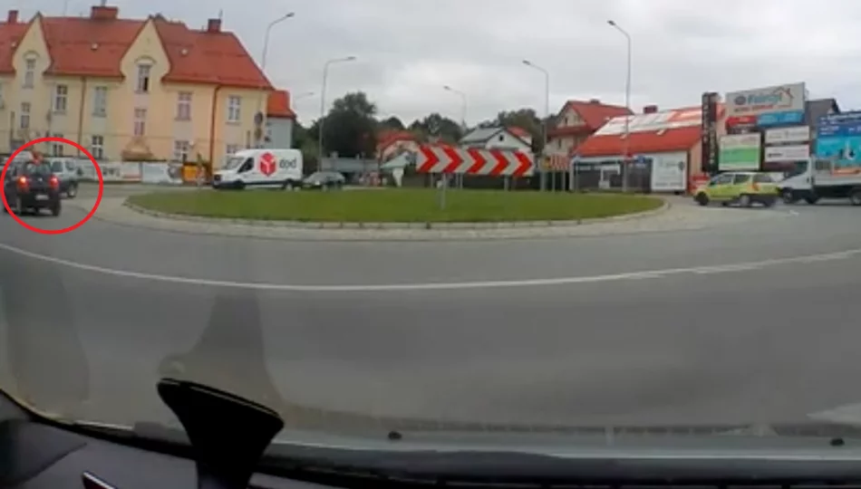 Na rondzie pod prąd (WIDEO) - zdjęcie 1