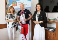 Gratulacje dla sportowca Sławomira Jasicy od Burmistrz Miasta Jolanty Juszkiewicz - zdjęcie główne