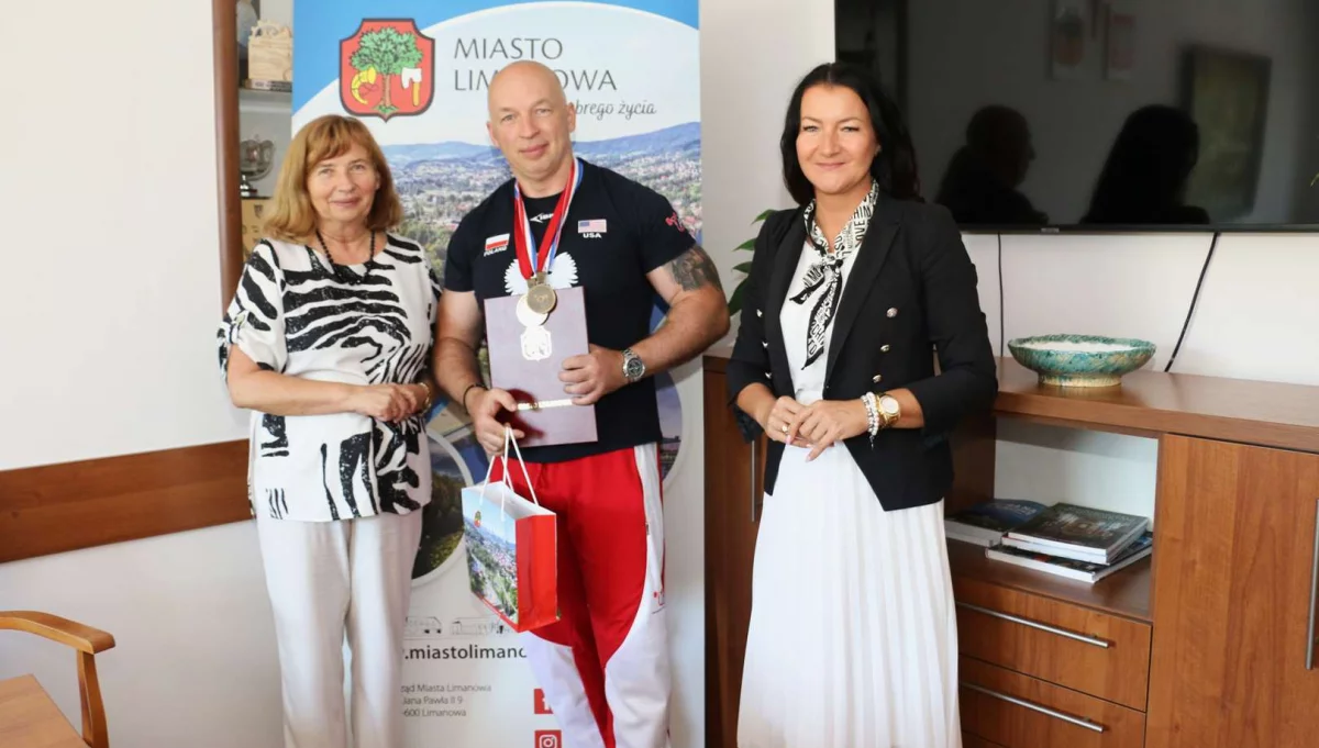 Gratulacje dla sportowca Sławomira Jasicy od Burmistrz Miasta Jolanty Juszkiewicz
