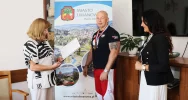 Gratulacje dla sportowca Sławomira Jasicy od Burmistrz Miasta Jolanty Juszkiewicz - zdjęcie 2