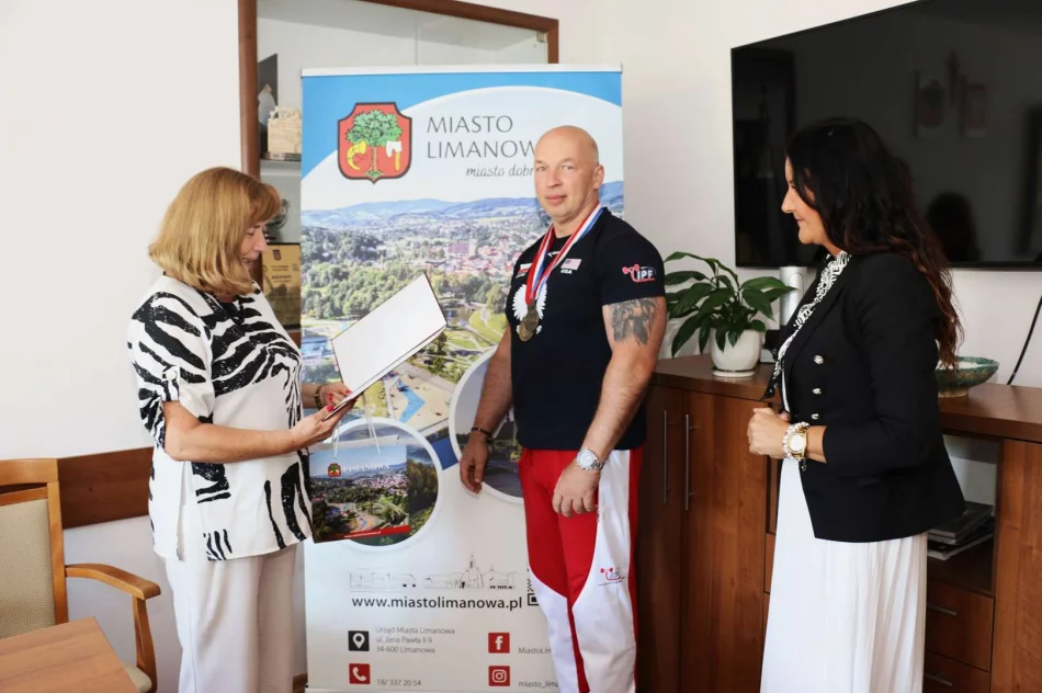 Gratulacje dla sportowca Sławomira Jasicy od Burmistrz Miasta Jolanty Juszkiewicz - zdjęcie 2