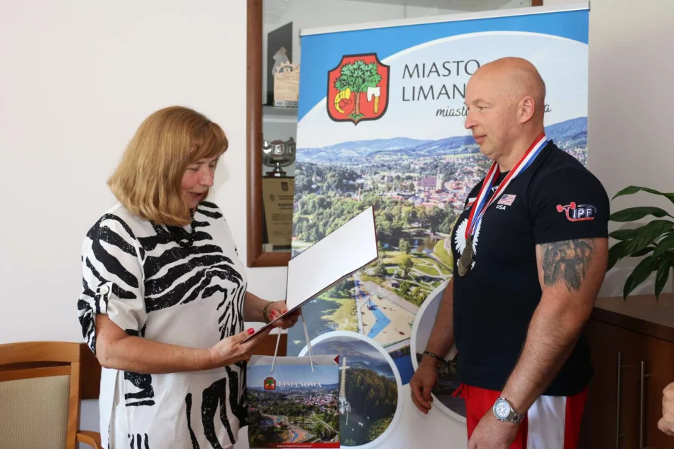 Gratulacje dla sportowca Sławomira Jasicy od Burmistrz Miasta Jolanty Juszkiewicz - zdjęcie 3