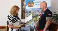 Gratulacje dla sportowca Sławomira Jasicy od Burmistrz Miasta Jolanty Juszkiewicz - zdjęcie 3