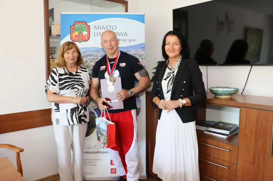 Gratulacje dla sportowca Sławomira Jasicy od Burmistrz Miasta Jolanty Juszkiewicz - zdjęcie 4
