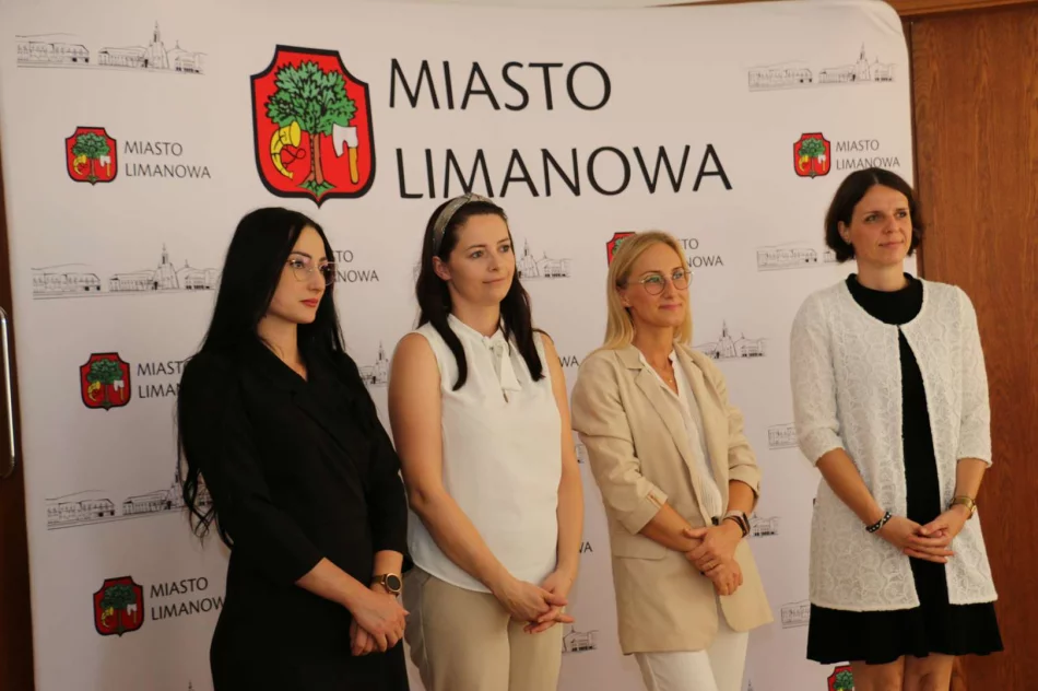 Uroczyste wręczenie nauczycielom aktów nadania stopnia awansu zawodowego nauczyciela mianowanego - zdjęcie 3
