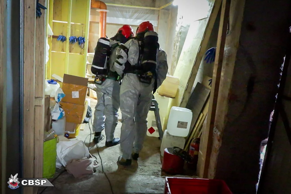 Zlikwidowano największe w historii Polski laboratorium do produkcji narkotyków (wideo) - zdjęcie 9