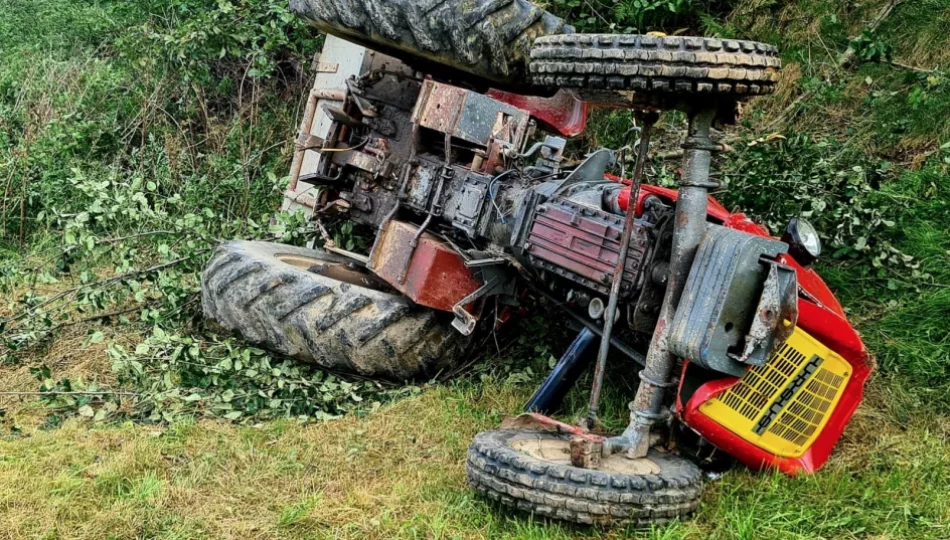 Nie żyje 60-latek przygnieciony przez traktor. Znalazł go sąsiad - zdjęcie 1