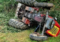 Nie żyje 60-latek przygnieciony przez traktor. Znalazł go sąsiad - zdjęcie główne