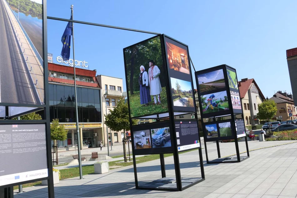 „20 lat Funduszy Europejskich w Małopolsce – zobacz, jak zmieniły region!” – wystawa plenerowa na limanowskim rynku - zdjęcie 8