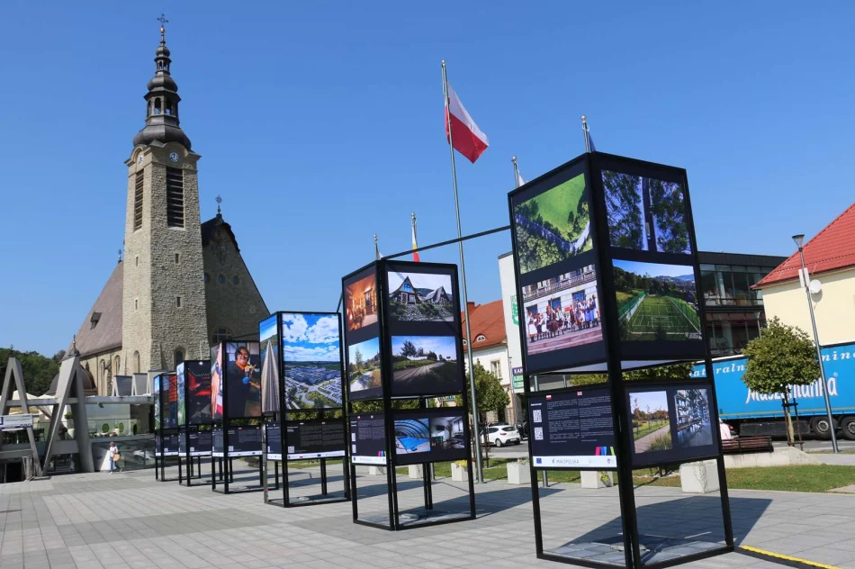 „20 lat Funduszy Europejskich w Małopolsce – zobacz, jak zmieniły region!” – wystawa plenerowa na limanowskim rynku - zdjęcie 13