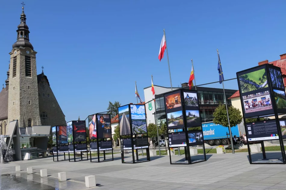 „20 lat Funduszy Europejskich w Małopolsce – zobacz, jak zmieniły region!” – wystawa plenerowa na limanowskim rynku - zdjęcie 14
