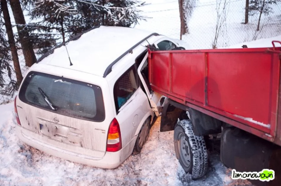 Samochód z węglem bez kierowcy uderzył w osobówkę - zdjęcie 3