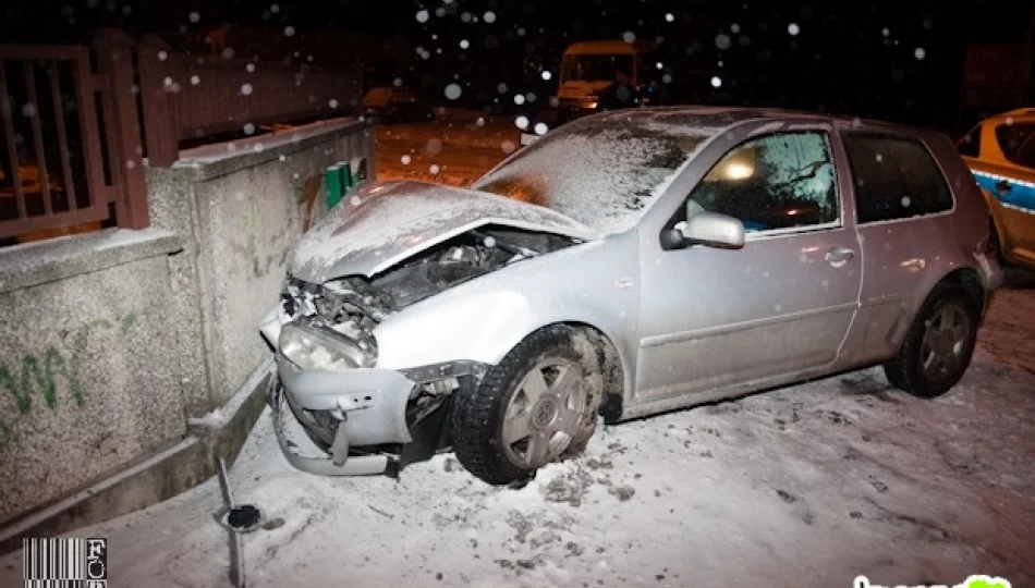Samochód uderzył w mur ZUS’u. Kto kierowcą? - zdjęcie 1