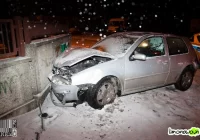 Samochód uderzył w mur ZUS’u. Kto kierowcą? - zdjęcie główne