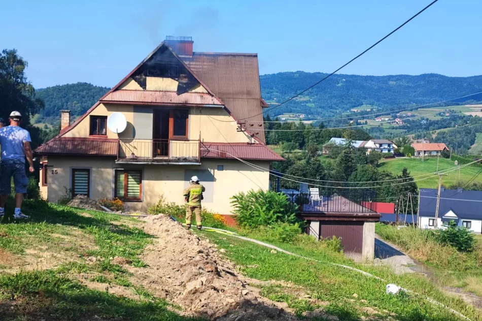 Pożar poddasza i szybka akcja strażaków. Udało się uniknąć większych strat - zdjęcie 17