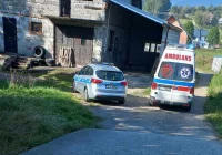 Służby weszły do budynku, 63-letnia kobieta znaleziona martwa - zdjęcie główne