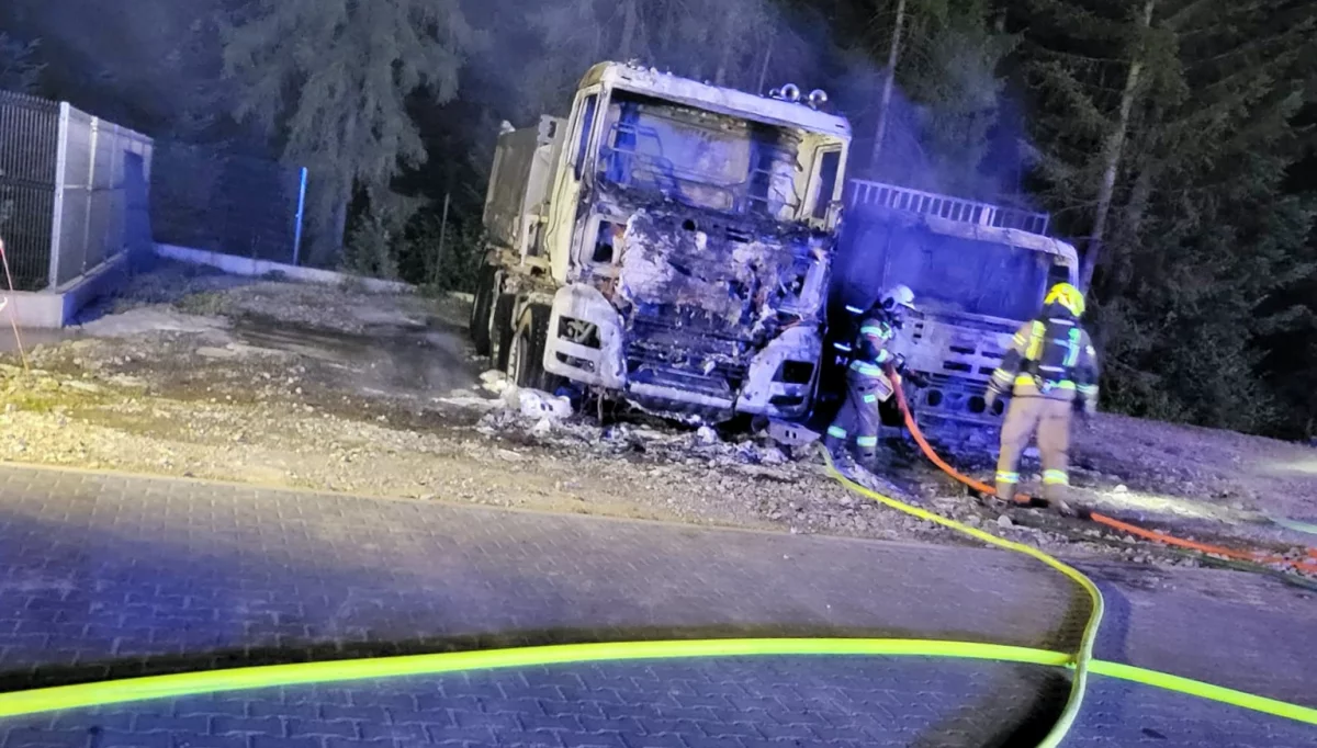Pożar dwóch ciężarówek/fot.: OSP Mszana Dolna