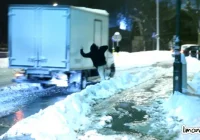 Uderzył w samochód, gdy uciekał przed wodą ;) - zdjęcie główne