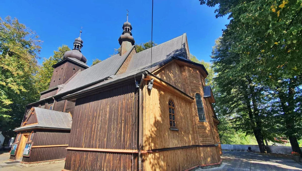 Prace konserwatorskie przy zabytkowym kościele 