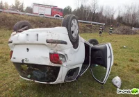 Jeden samochód wpadł do rowu, a drugi koziołkował - zdjęcie główne