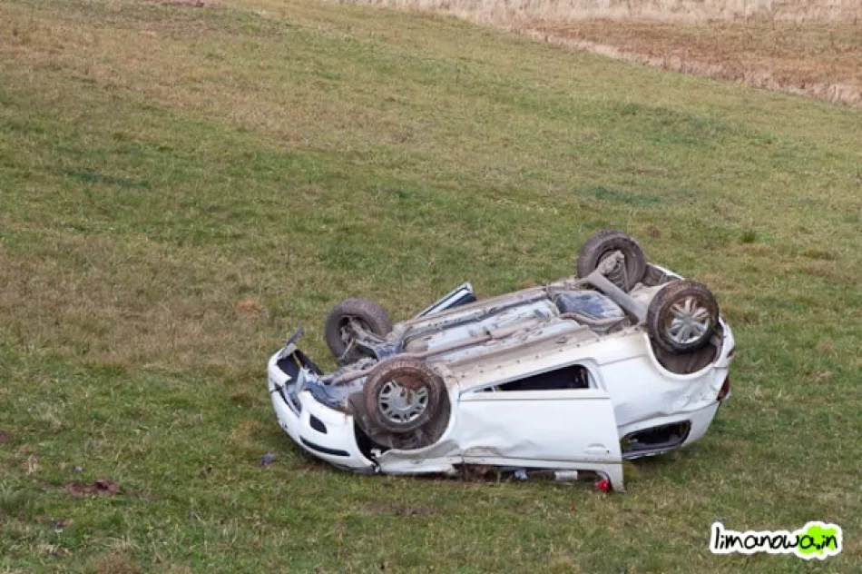 Jeden samochód wpadł do rowu, a drugi koziołkował - zdjęcie 2