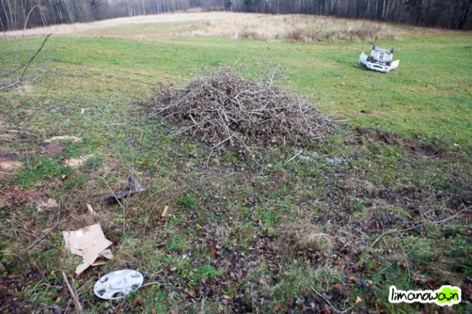 Jeden samochód wpadł do rowu, a drugi koziołkował - zdjęcie 3