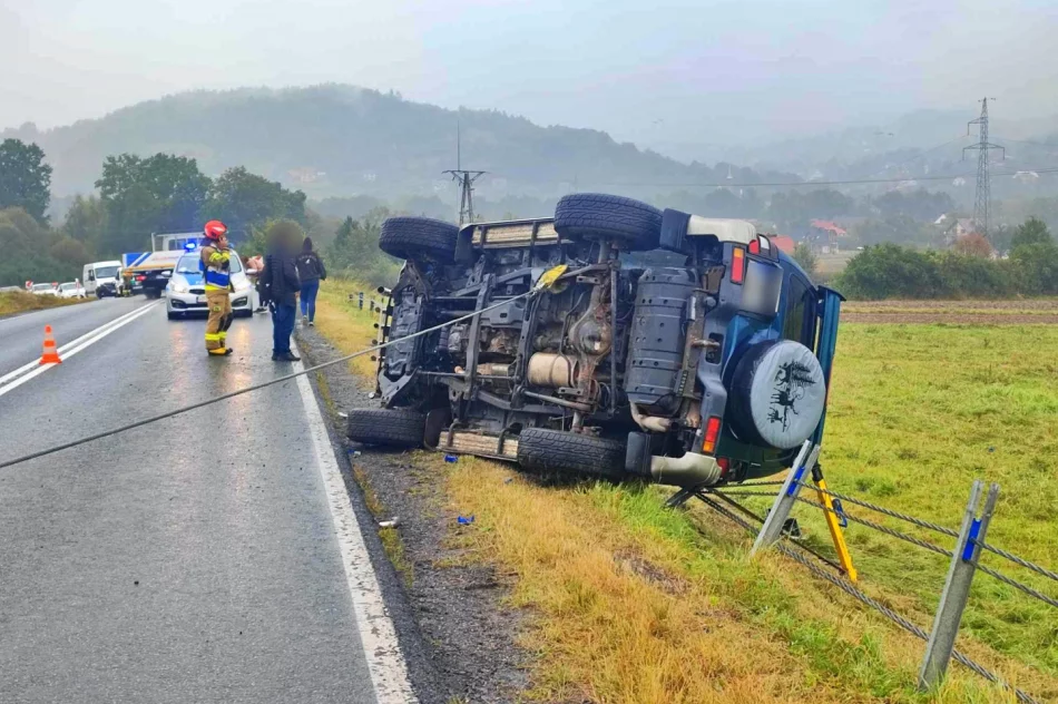 Samochód wypadł z drogi. Utrudnienia na DK 28 - zdjęcie 2